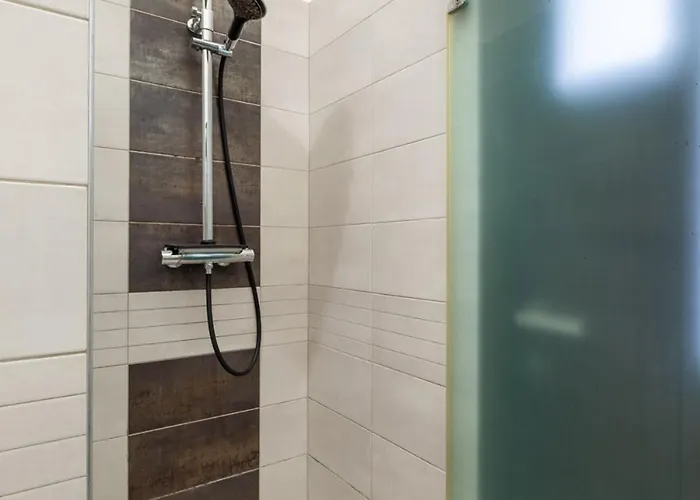 Vr2 Stylish In The Centre