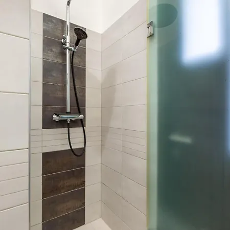 Vr2 Stylish In The Centre